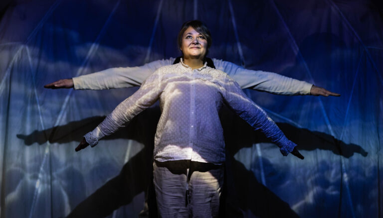 Børneteatret Tiny fortæller den sande historie om en overset pioner