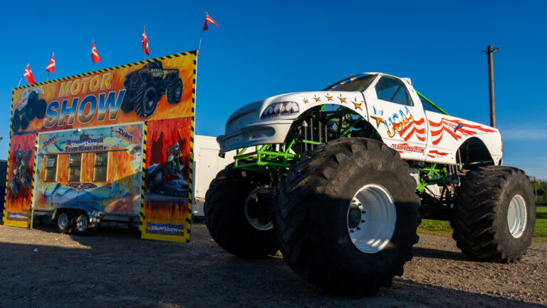 Duften af benzinos og brændt dæk: Stunt- og Monstertruckshow på Ringriderpladsen