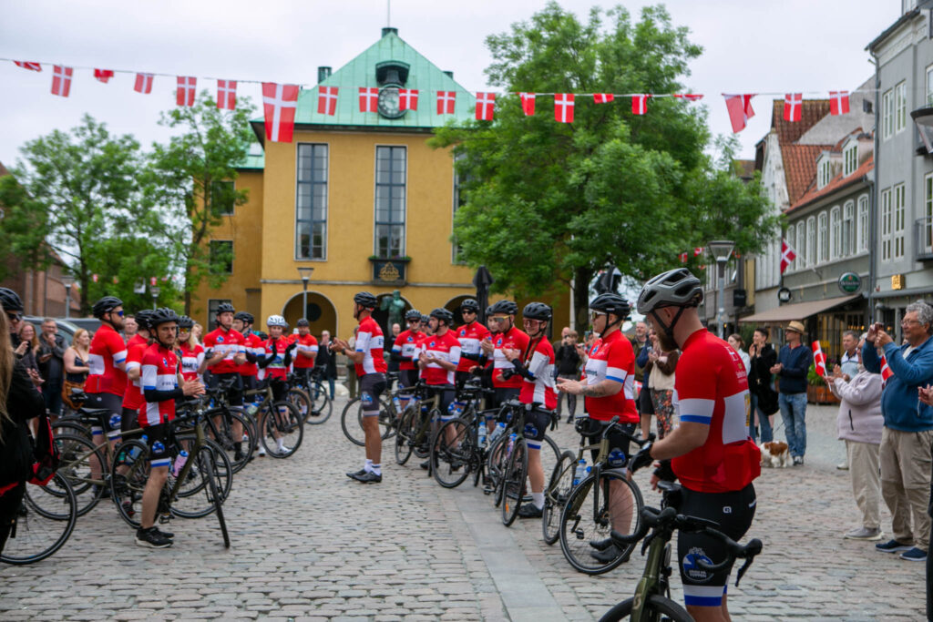 Unge på cykel på vej med toppen
