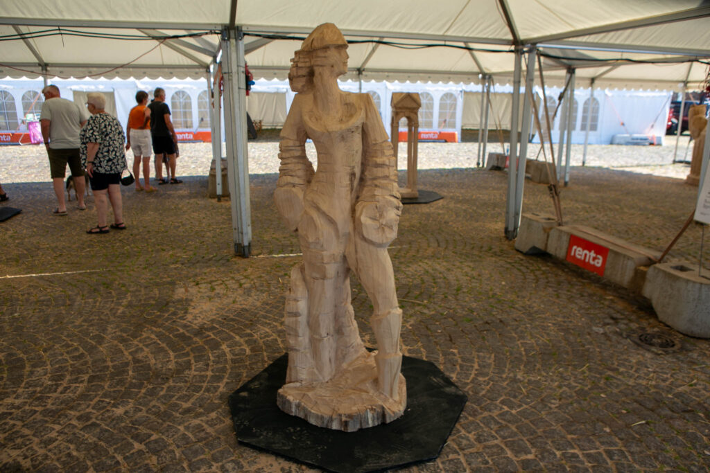WoodSculpture-skulpturen er doneret til Oksbøl Friskole