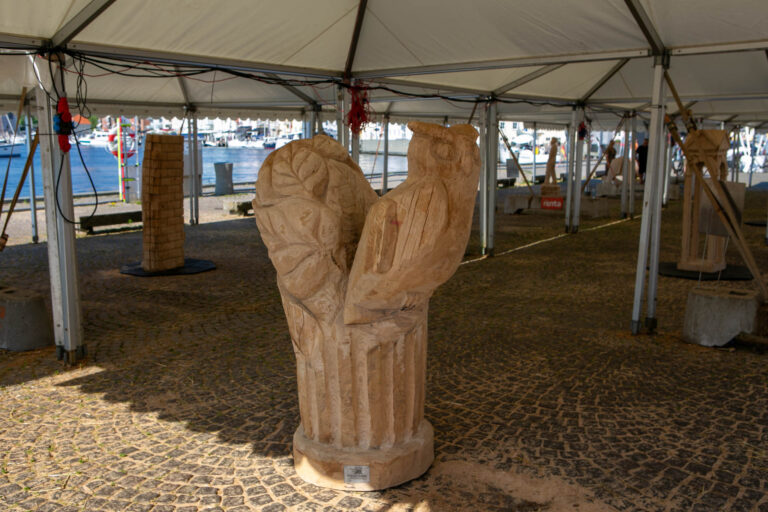 WoodSculpture-skulpturen er doneret til Deutsche Schule Lunden