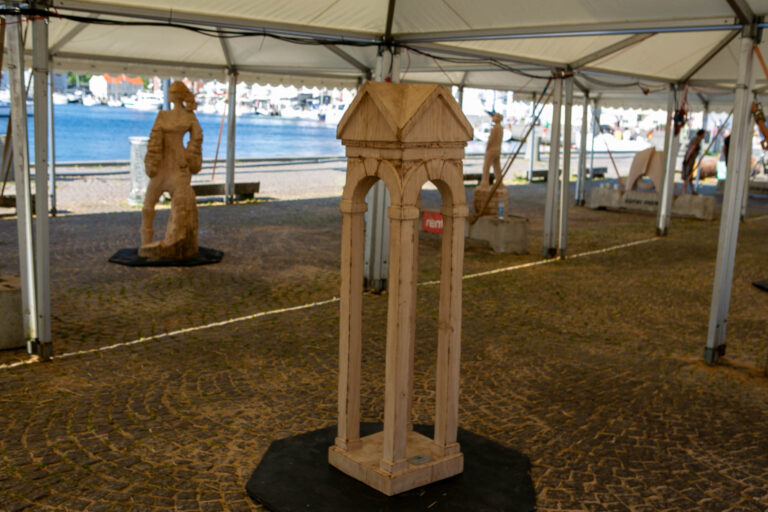 WoodSculpture-skulpturen er doneret til Gråsten Handel