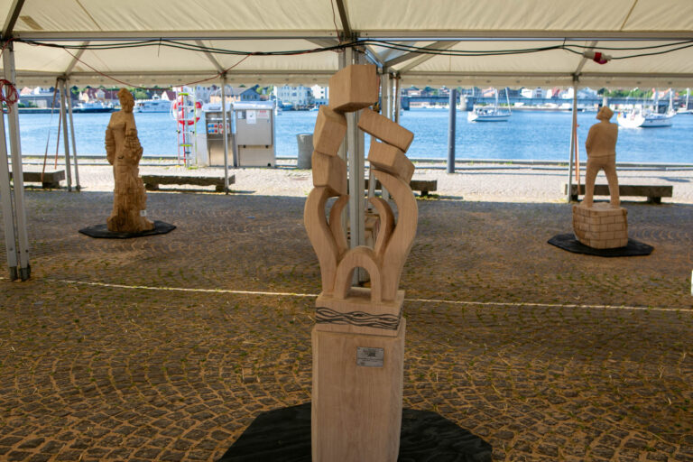 WoodSculpture-skulpturen er doneret til HAN Landsbylaug