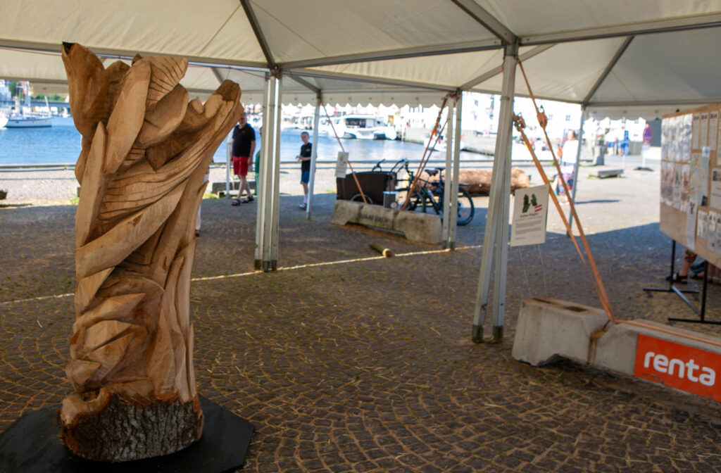WoodSculpture-skulpturen er doneret til Købingsmark