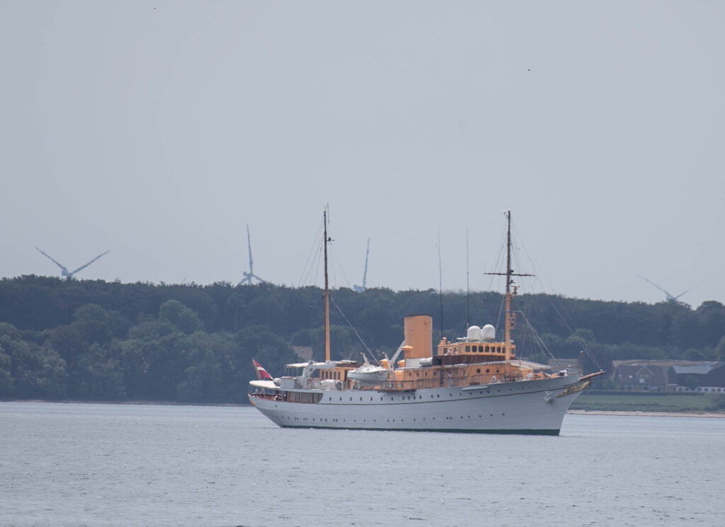 Kongeskibet på besøg i Sønderborg Bugt