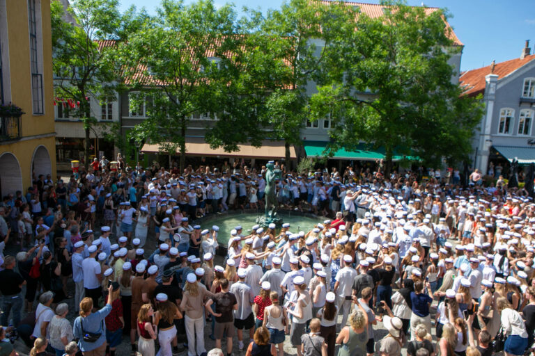 Glade studenter blev smidt i springvandet