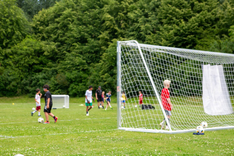 Fodboldbørn jagter teknik-mærker