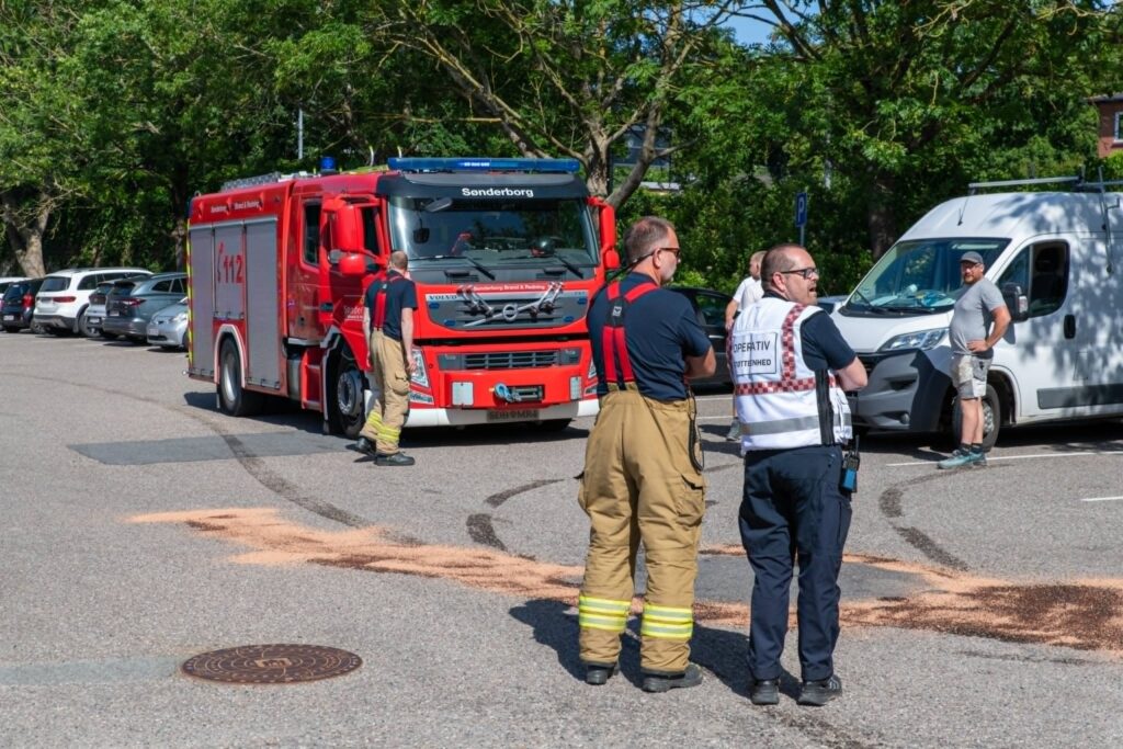Lastbil lækkede olie