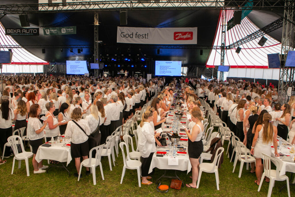 Se billederne: 1200 damer er begyndt på frokosten