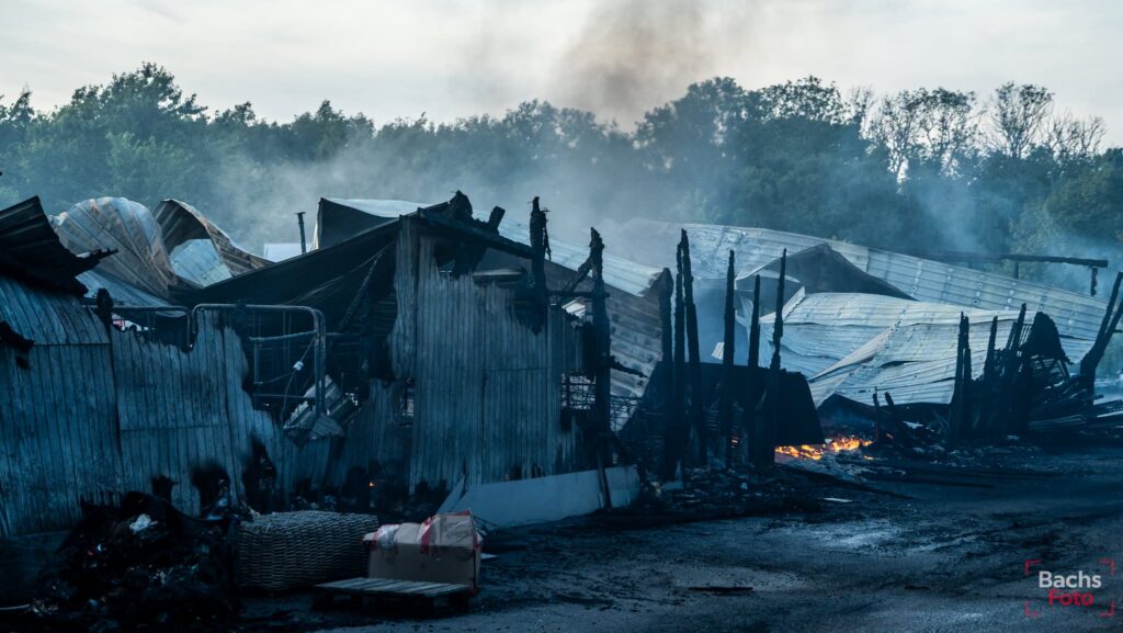 Brandvagt ved resterne af Sydjysk Møbler