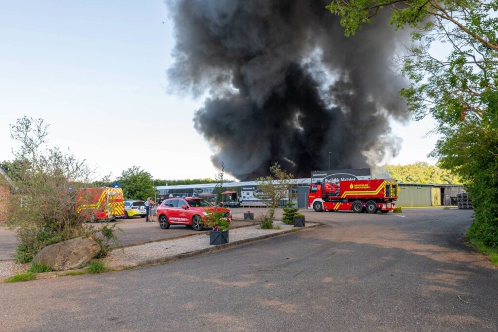 Brændende bygning står ikke til at redde