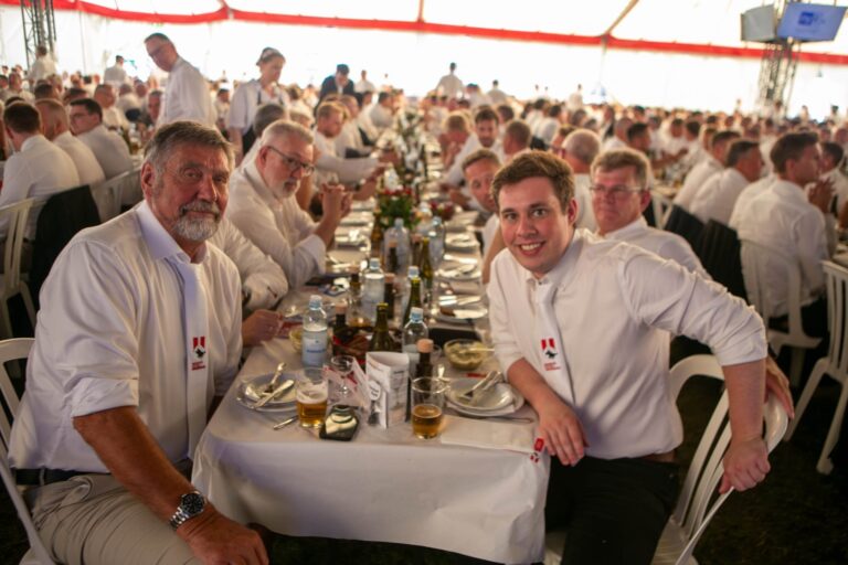 Var det Daniel Staugaard eller udvalgsformanden der gav solæg til Herrefrokosten?
