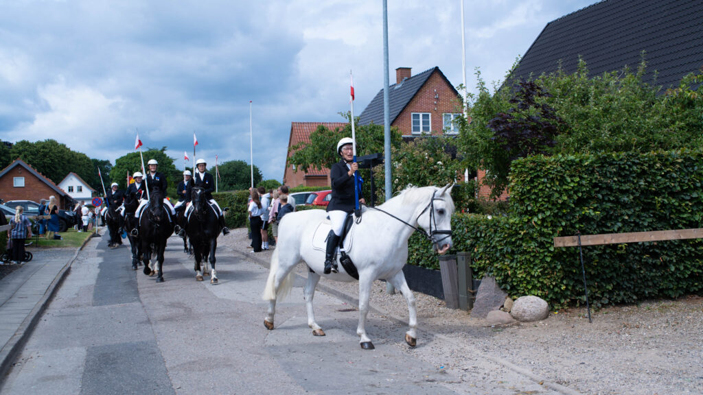 Broager Ringridning startede med flot optog gennem byen