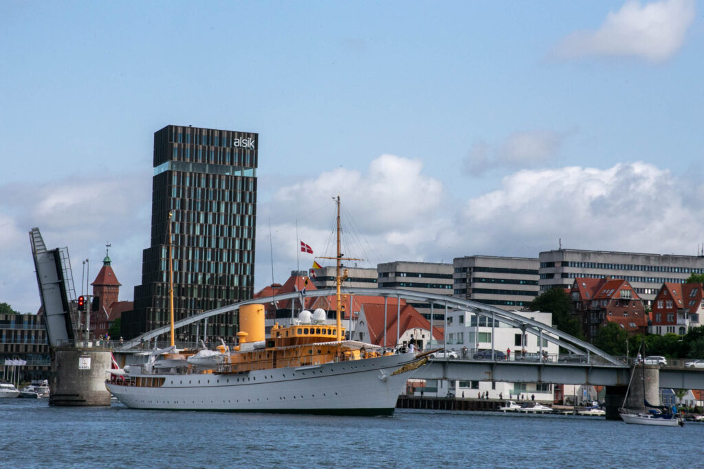 Nu ligger kongeskibet ved Slotkajen