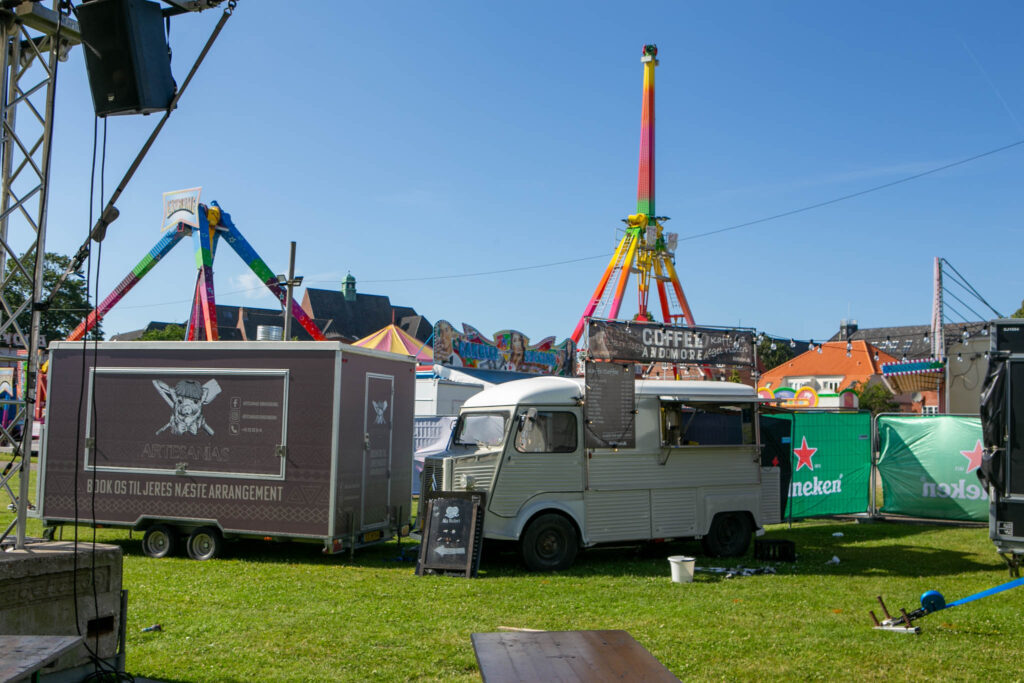 Der knokles lystigt i Streetfood-området