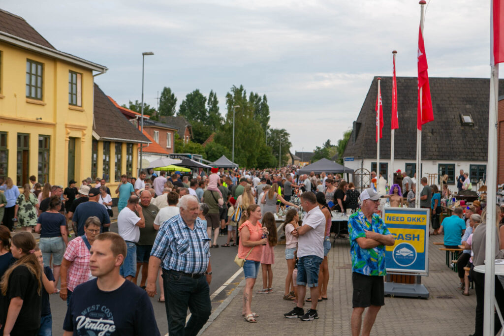 Igen vrimlede det med mennesker til Skovby by Night