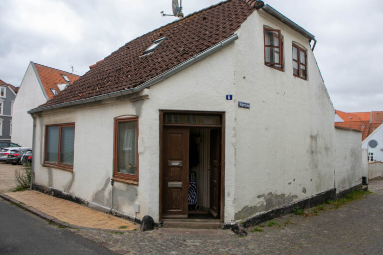 Bilerne bliver ved med at ramme huset