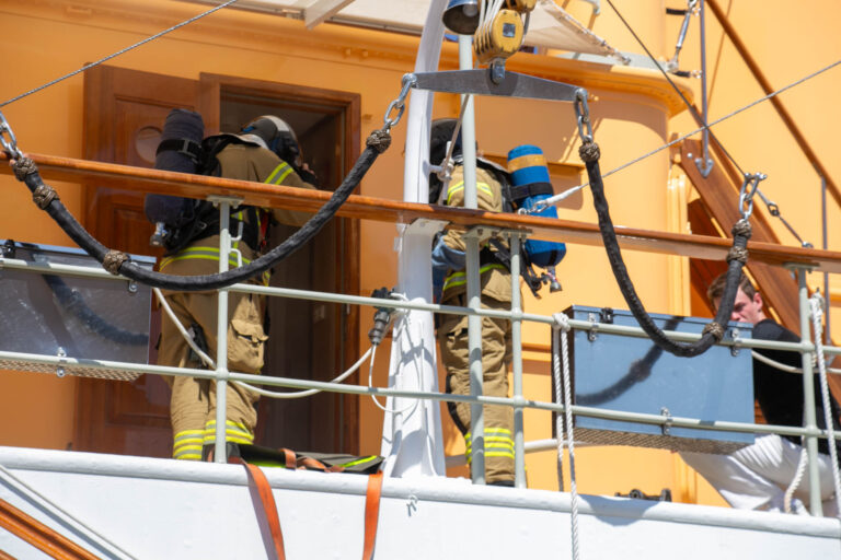 Masser af brandmænd på Kongeskibet