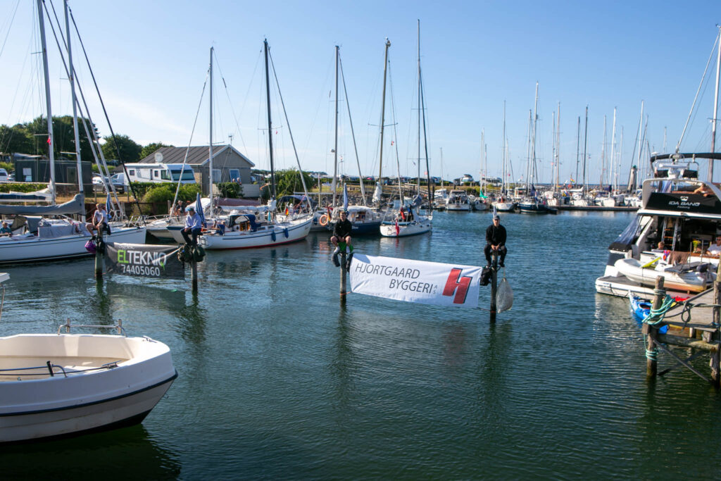 Pælesidderne i Mommark Marina er på plads