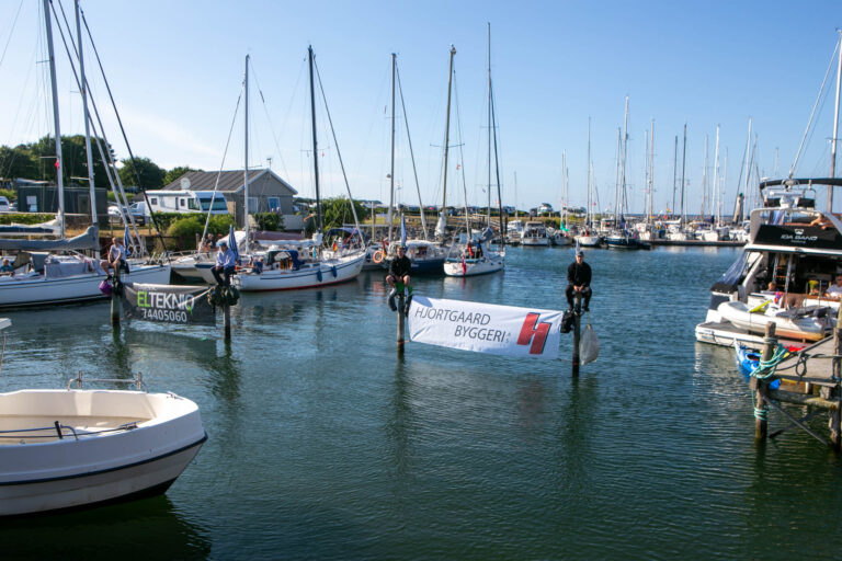 Pælesidderne i Mommark Marina er på plads