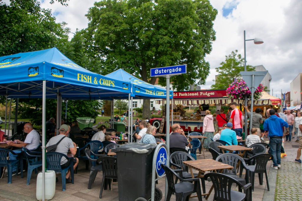 Folk strømmer til boderne på Kastanie Allé