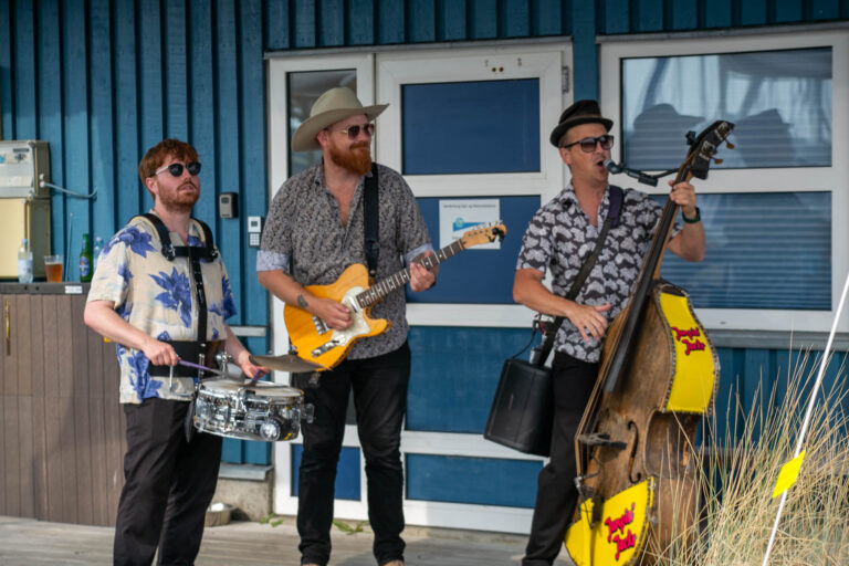 Se billederne: Jumpin’ Jacks spillede ved lystbådehavnen