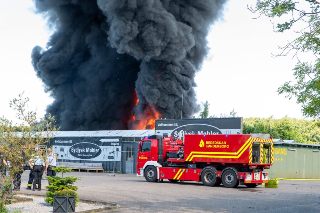 Se billederne: Stor brand i møbelbutik