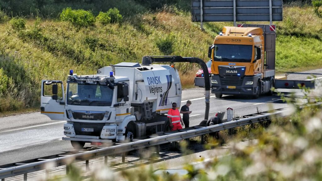 Traktor væltede ned ved motorvejen
