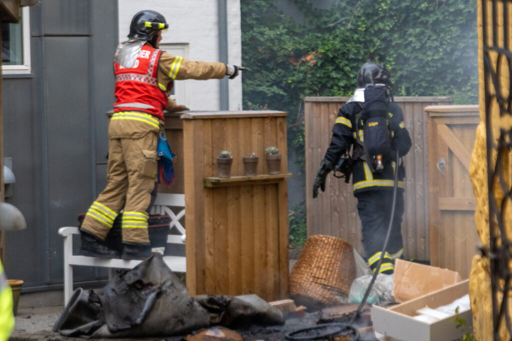 Affaldsskur i flammer efter brug af ukrudtsbrænder