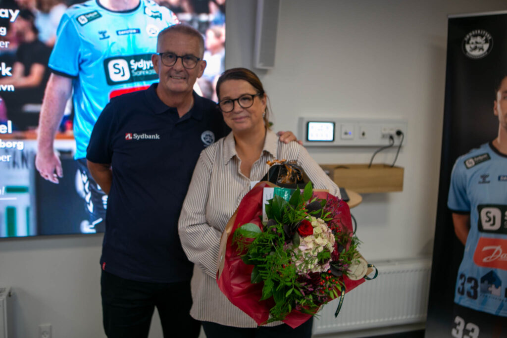 Sønderjyske Herrehåndbolds blæksprutte fik blomster