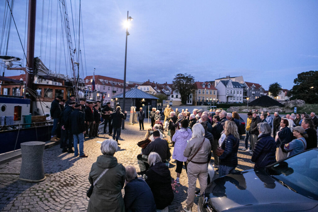 Shantysang og sømandsviser på havnekanten