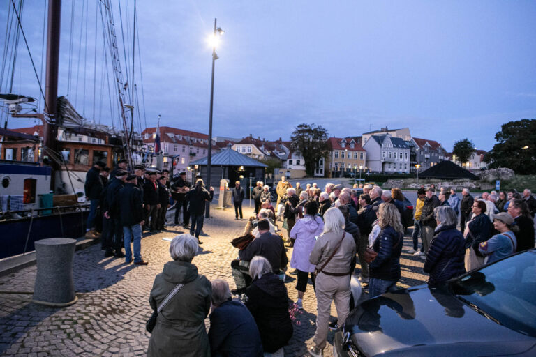 Shantysang og sømandsviser på havnekanten