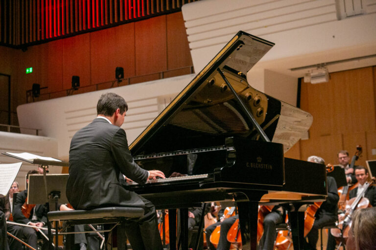 Stjernepianist på scenen med symfoniorkestret