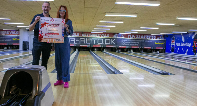 Festlige timer i FunBowling skal på Knæk Cancer-auktion